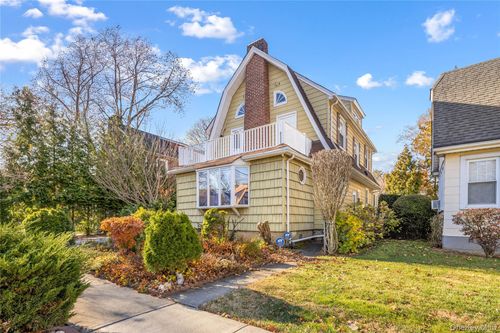 32 157th St, Flushing, NY, 11354-3332 | Card Image