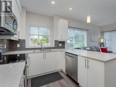 303 - 1018 Inverness Rd, Condo with 2 bedrooms, 2 bathrooms and 1 parking in Saanich BC | Image 3