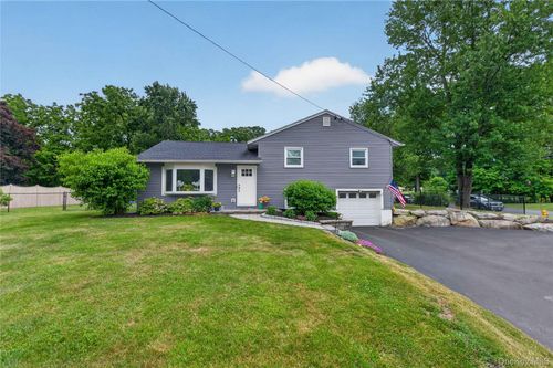 9 Arbor Dr, Newburgh, NY, 12550-8302 | Card Image