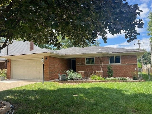 Rowe Dr, Sterling Heights, MI 48312