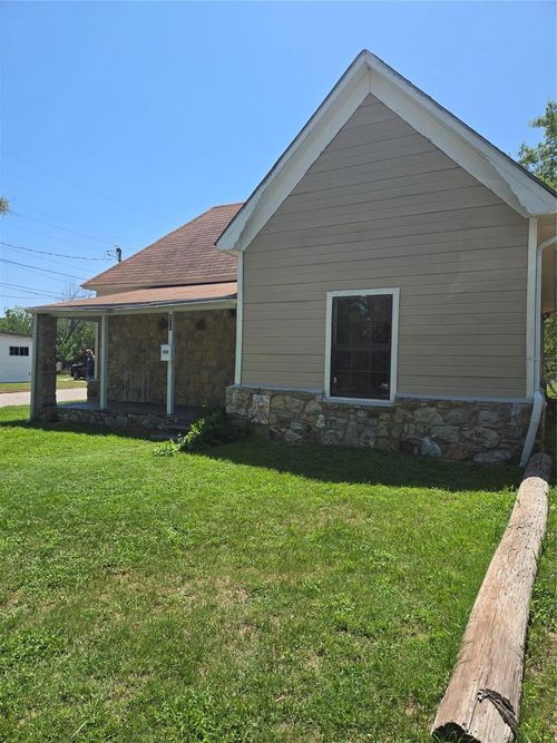 811 Vincent St, Brownwood, TX, 76801-3228 | Card Image