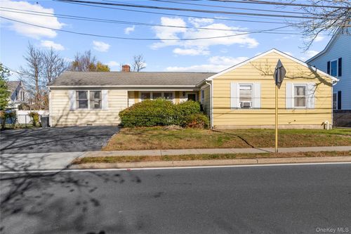 27 Simon St, Babylon, NY, 11702-2325 | Card Image