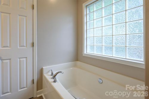 4288 Harbor Ln, Sherrills Ford, NC, 28673-9289 | Card Image