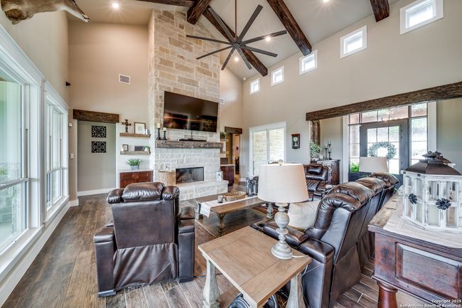 895 Private Road 1742, House other with 4 bedrooms, 5 bathrooms and null parking in Mico TX | Image 6