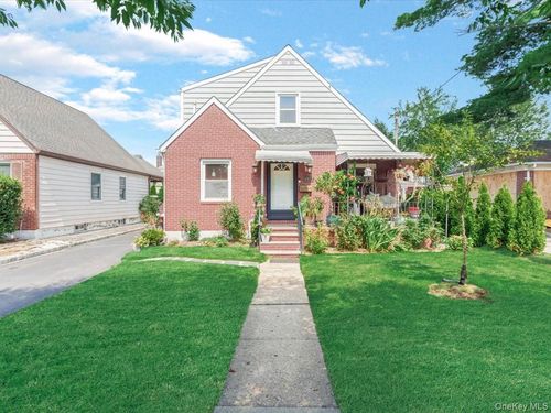 1517 Falmouth Ave, New Hyde Park, NY, 11040-3916 | Card Image
