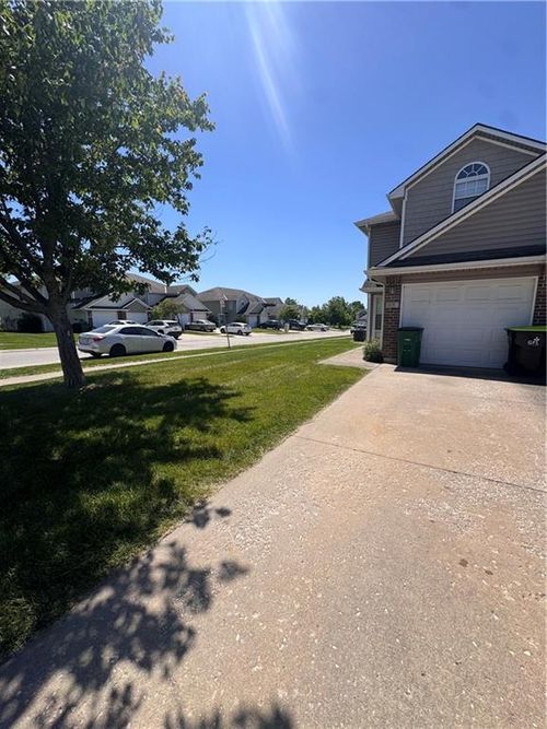 810 Sw Peach Tree Ln, Blue Springs, MO, 64064-7815 | Card Image