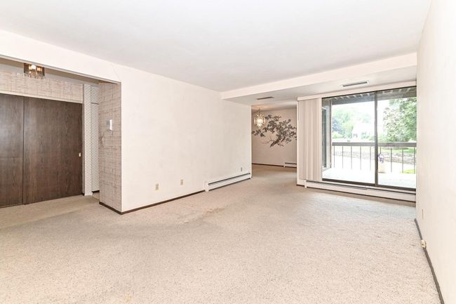 110 - 5200 S Tuckaway Boulevard, Condo with 2 bedrooms, 2 bathrooms and null parking in Greenfield WI | Image 4