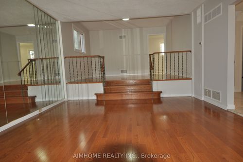 36 Flowervale Rd, Thornhill, ON, L3T4J4 | Card Image