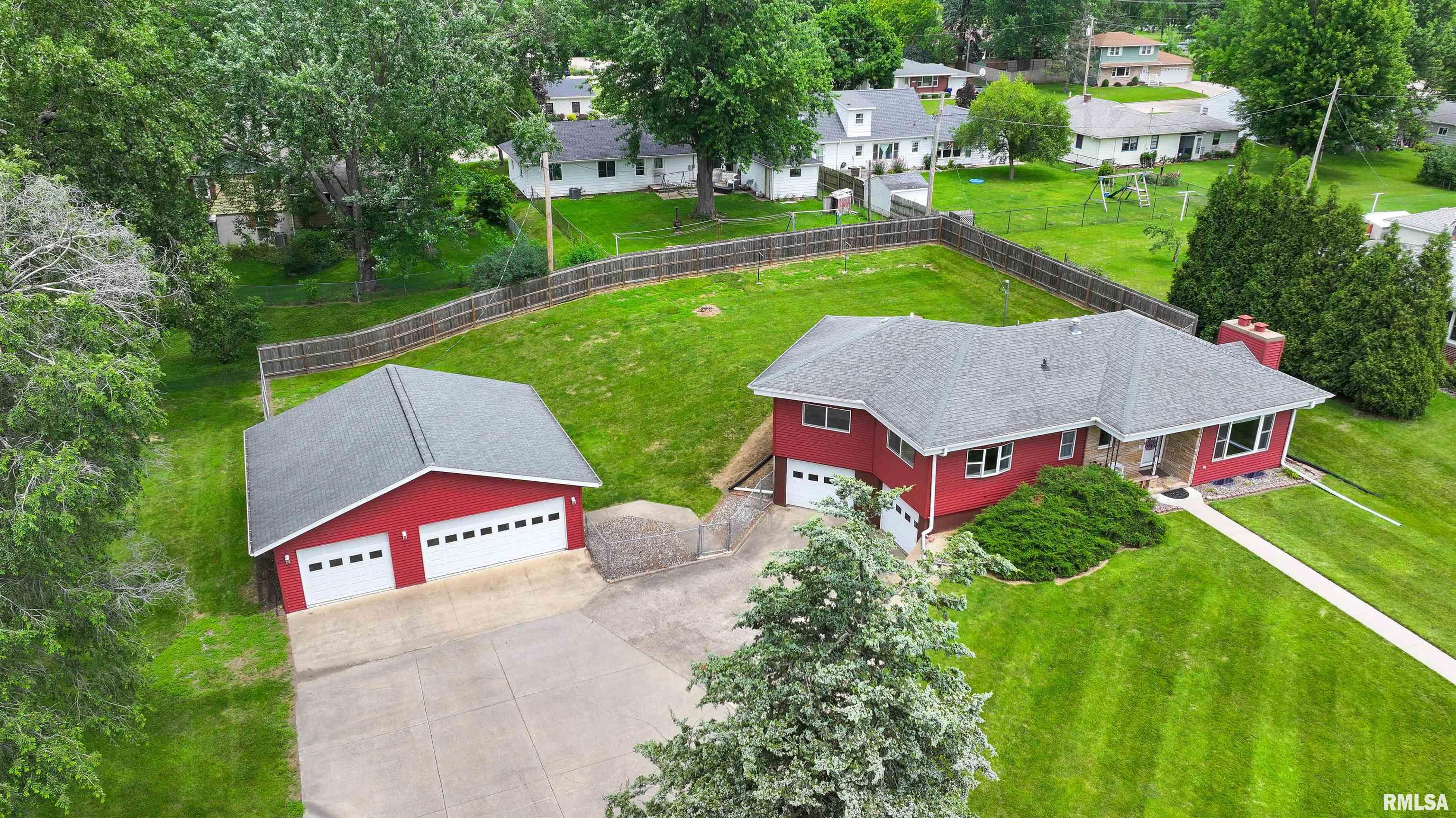 9th Ave, Clinton, IA 52732