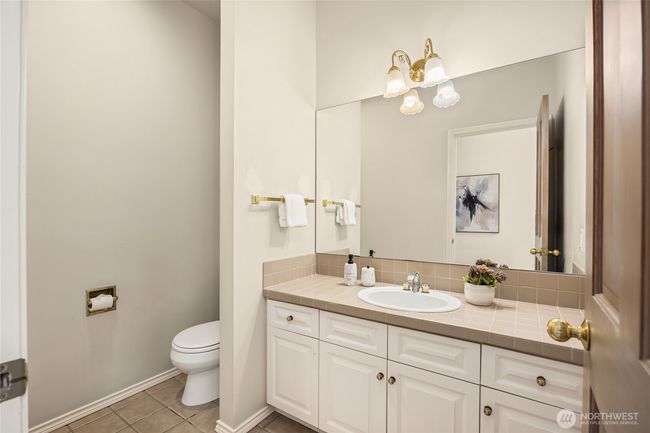 The powder bath is located near the entry. | Image 26