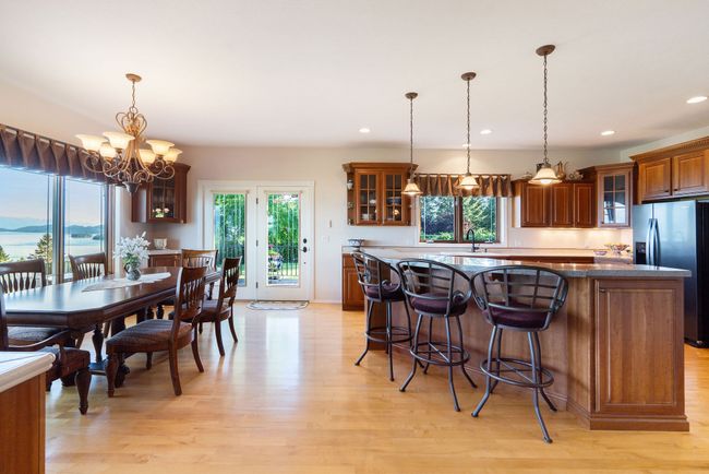 Dining area and kitchen | Image 10