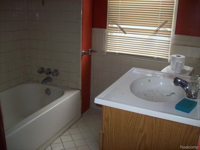 BATHROOM | Image 11