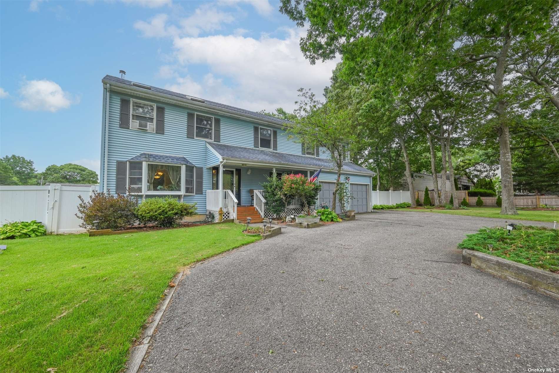 Loughlin Dr, Shirley, NY 11967