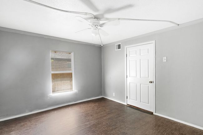 305 W Waco St, Home with 5 bedrooms, 3 bathrooms and 6 parking in Ennis TX | Image 15