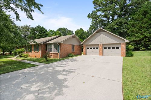 526 Trousdale Dr Sw, Huntsville, AL, 35802-1746 | Card Image