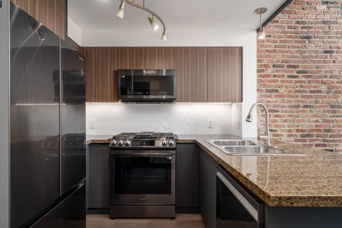 315-10 Renaissance Sq, New Westminster, BC, V3M7B1 | Card Image