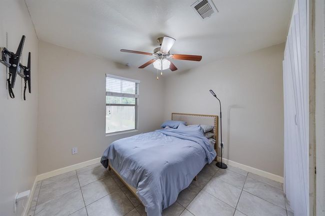 Warm light streams through the window into the bedroom located on the 1st floor, creating a cozy atmosphere. | Image 17