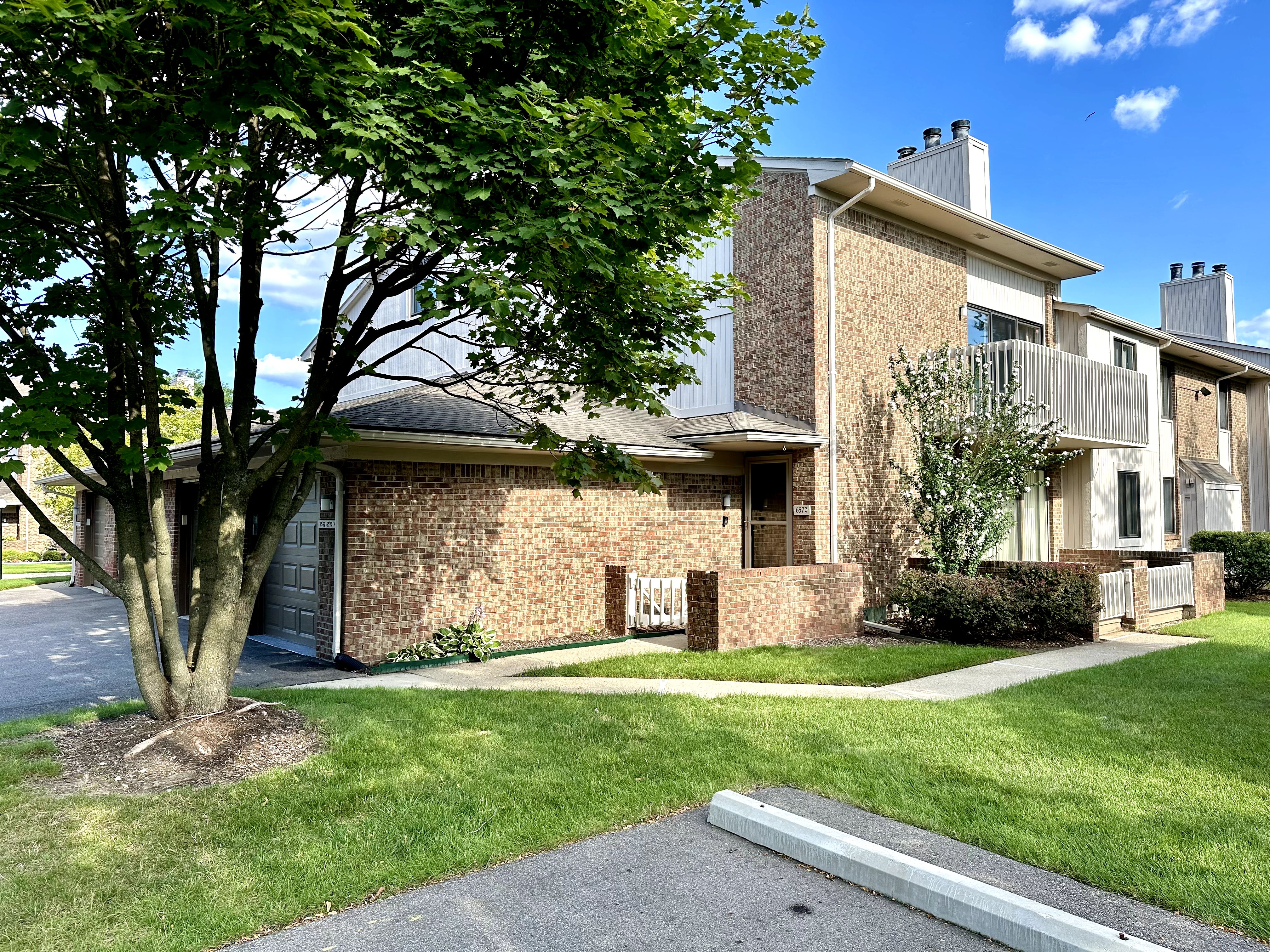 Maple Lakes Dr, West Bloomfield, MI 48322 #1