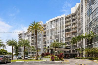 507 - 800 Parkview Dr, Condo with 2 bedrooms, 2 bathrooms and null parking in Hallandale Beach FL | Image 1