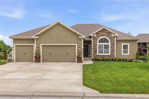 2833 Ne Parkview Ln, Lee's Summit, MO, 64086-3229 | Card Image
