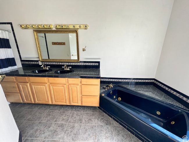 Full bath featuring a jetted tub and double vanity | Image 9