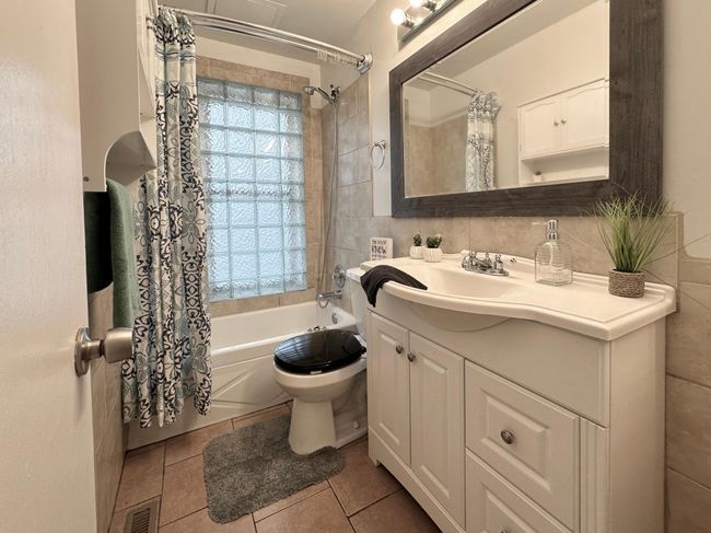 Bathroom main floor | Image 23