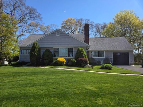 12 Wayne Ct, Westhampton, NY, 11977-1228 | Card Image
