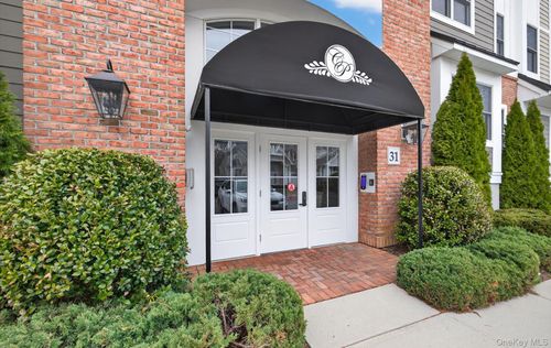 31201 Spruce Pond Cir, Plainview, NY, 11803-2285 | Card Image