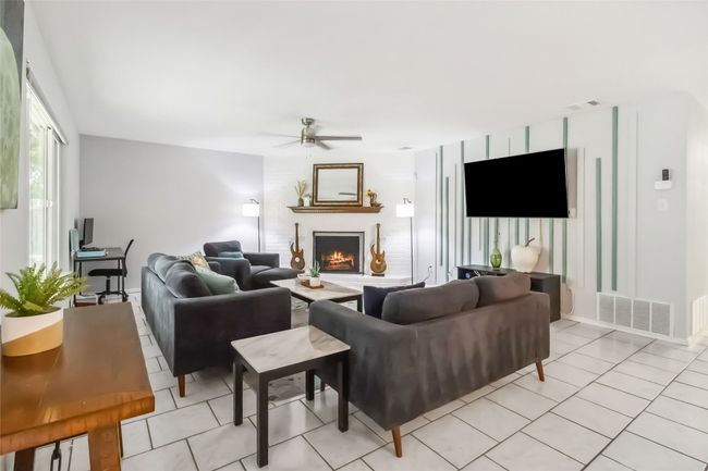 11204 Applewood Dr, House other with 4 bedrooms, 2 bathrooms and 4 parking in Austin TX | Image 4
