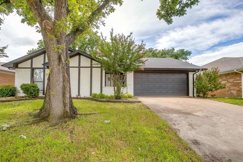 3925 Singleleaf Ln, Fort Worth, TX, 76133-6820 | Card Image