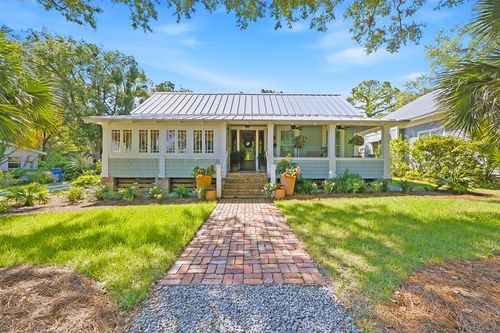 108 Avenue D, Apalachicola, FL, 32320-2032 | Card Image
