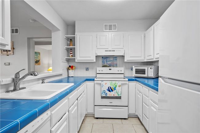 APT-332 - 5973 State Highway 361, Condo with 2 bedrooms, 2 bathrooms and null parking in Port Aransas TX | Image 15