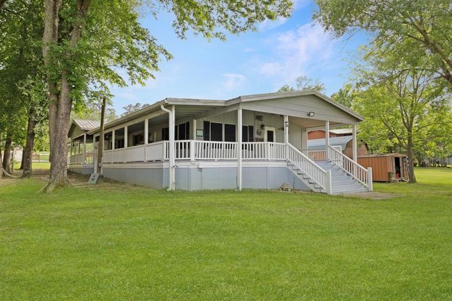 737 Lake Shore Dr, House other with 3 bedrooms, 2 bathrooms and 2 parking in Trinity TX | Image 9