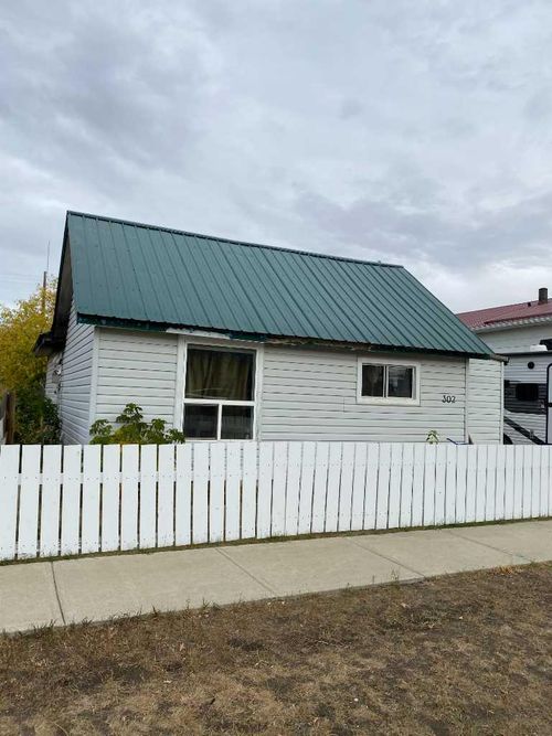302 4 Ave Se, Manning, AB, T0H2M0 | Card Image