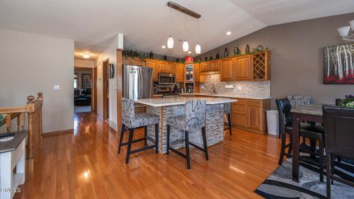 1058 Westwood St, Bismarck, ND, 58504-6273 | Card Image