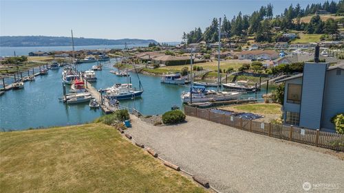 2271 Mariner Beach Dr, Oak Harbor, WA, 98277-8600 | Card Image