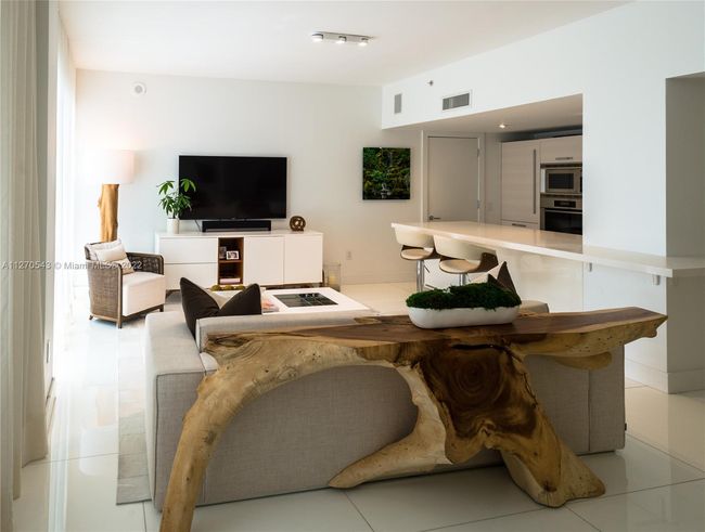 APT-204 - 3739 Collins Ave, Condo with 1 bedrooms, 2 bathrooms and null parking in Miami Beach FL | Image 4
