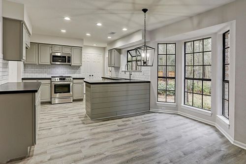 2 Eagle Rock Pl, The Woodlands, TX, 77381-3292 | Card Image