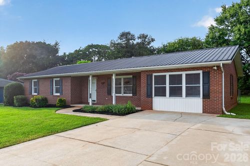 2504 Ashford Dr, Newton, NC, 28658-9157 | Card Image