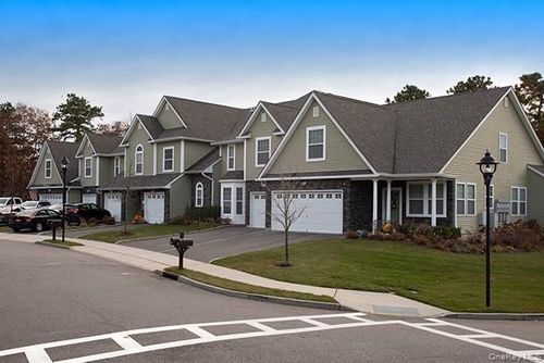 39-39 Oak St, Brookhaven, NY, 11719-9695 | Card Image