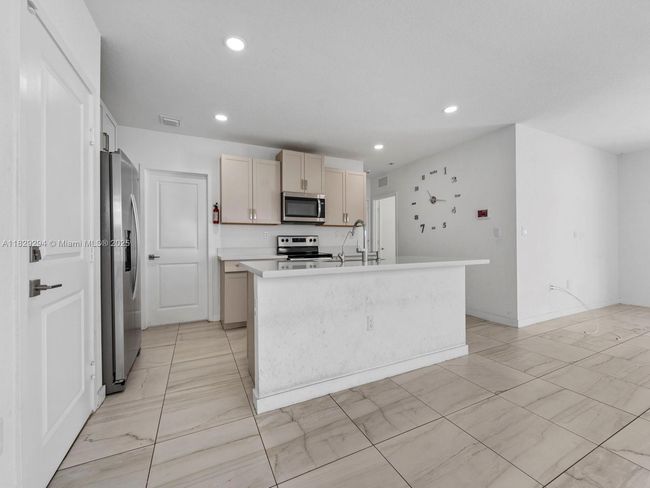 619 Ne 5 Th St, House other with 5 bedrooms, 3 bathrooms and null parking in Florida City FL | Image 9