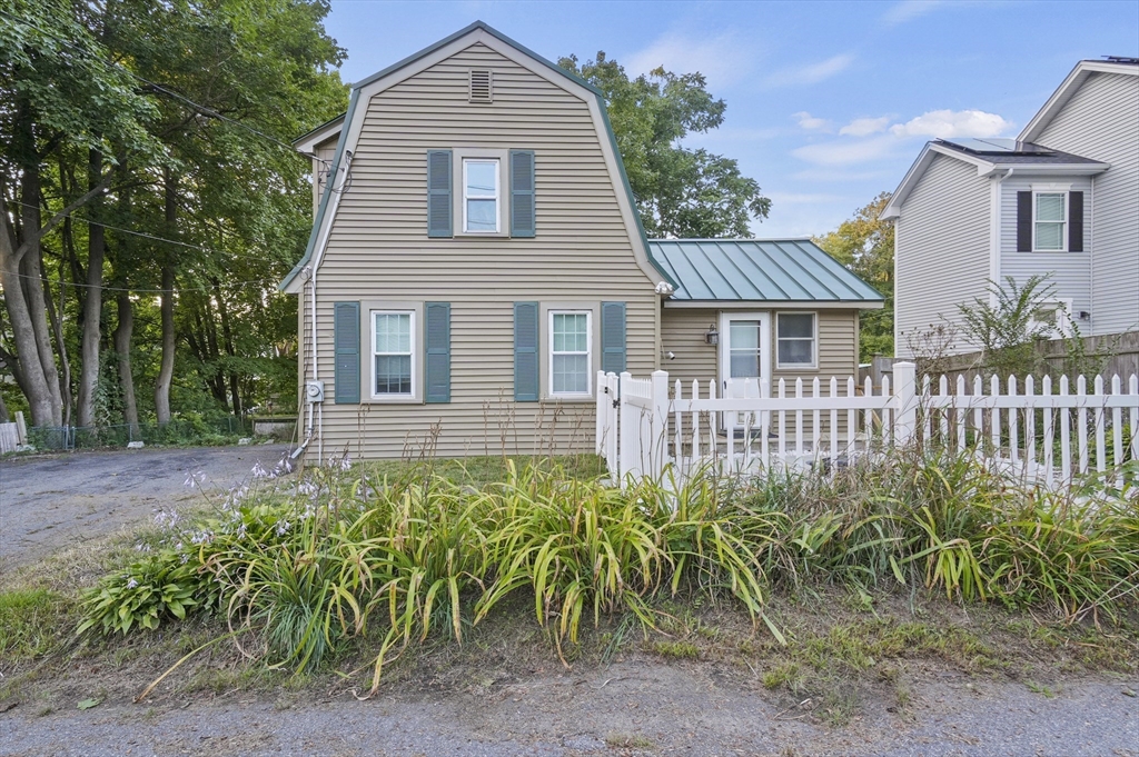 Holmes St, Spencer, MA 01562