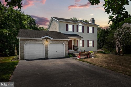 2232 Donna Ln, POTTSTOWN, PA, 19464-2633 | Card Image
