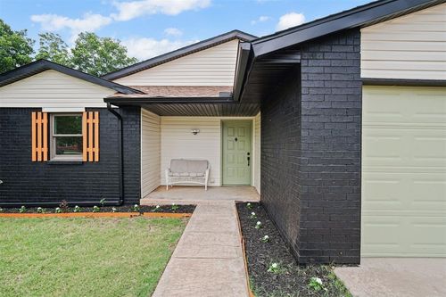 3300 Outpost Cir, Norman, OK, 73072-2932 | Card Image