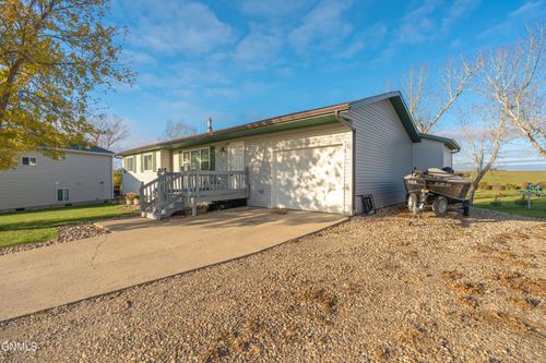 6017 Horseshoe Bnd, Mandan, ND, 58554-1028 | Card Image