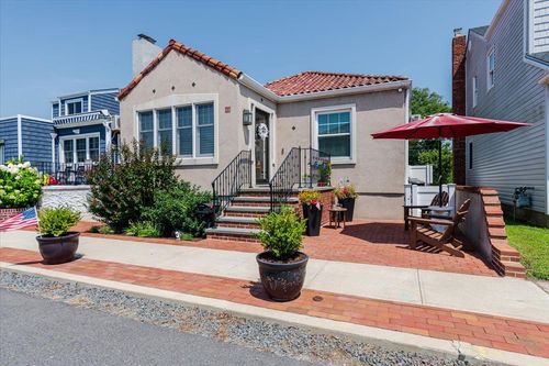 18 Curley St, Long Beach, NY, 11561-2706 | Card Image