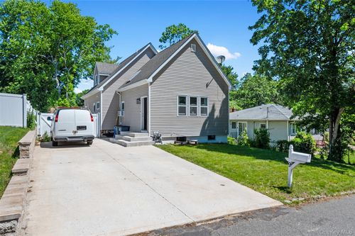 9 Pinedale Ave, Farmingville, NY, 11738-2601 | Card Image