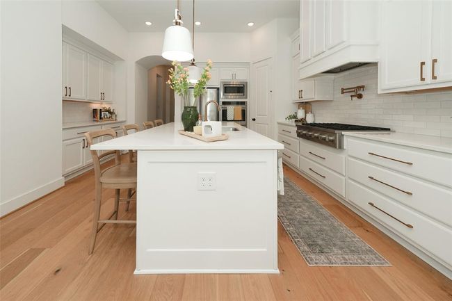 Ample island seating for family and friends. | Image 7