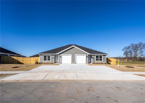 2804 N Teresa Dr, Siloam Springs, AR, 72761-7149 | Card Image