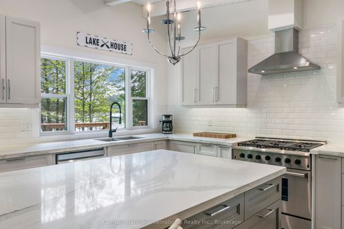 1011 White Pine Rd, Huntsville, ON, P1H2J3 | Card Image